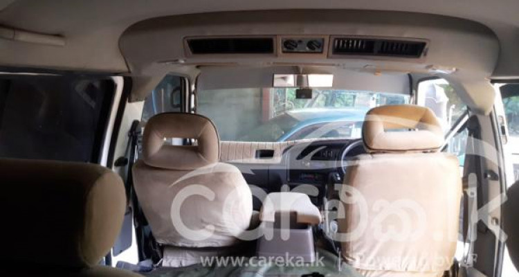 NISSAN CARAVAN 2001