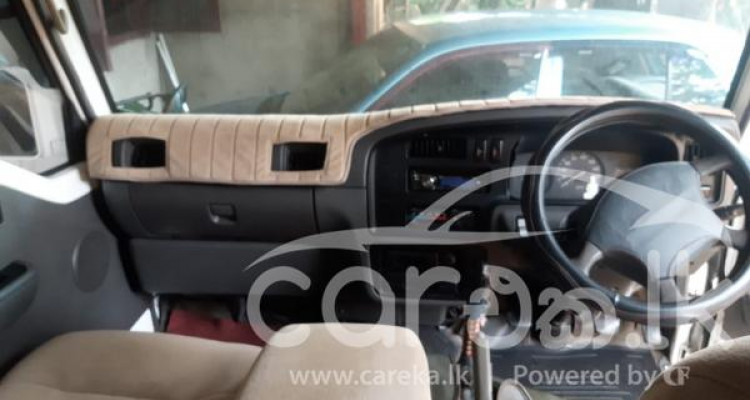 NISSAN CARAVAN 2001