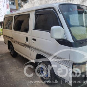 NISSAN CARAVAN 2001