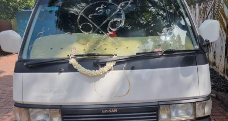 NISSAN CARAVAN 2001