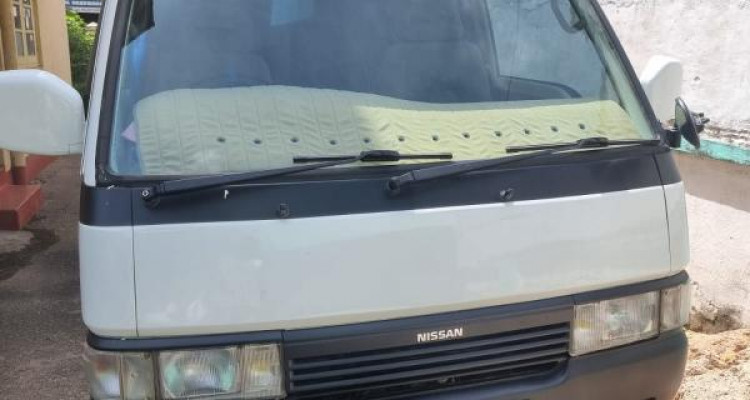 NISSAN CARAVAN 2001