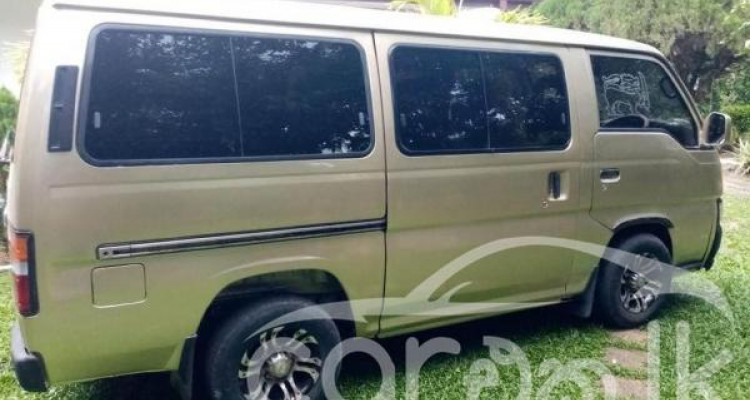 NISSAN CARAVAN 2001