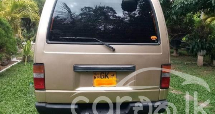 NISSAN CARAVAN 2001