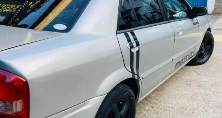 MAZDA FAMILIA 2000