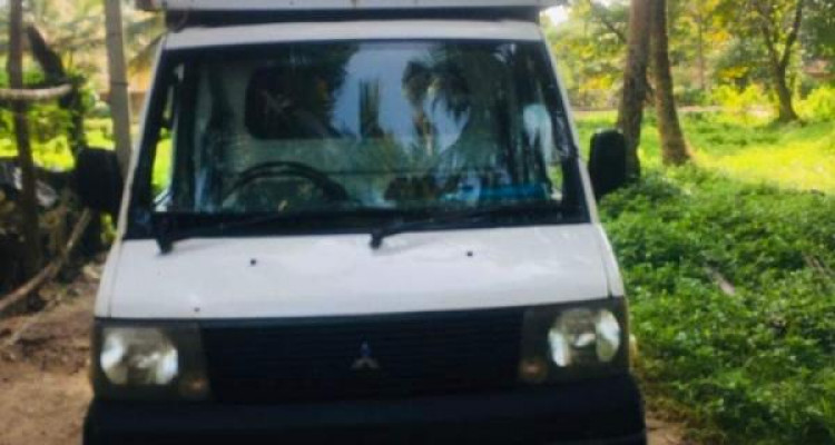MITSUBISHI MINICAB 2002