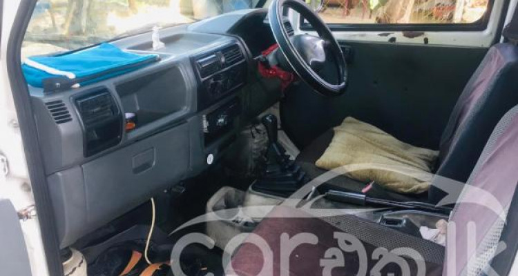 MITSUBISHI MINICAB 2002