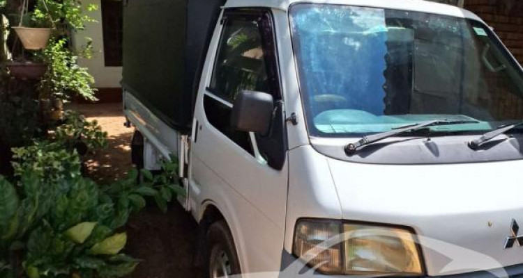 MITSUBISHI MINICAB 2000