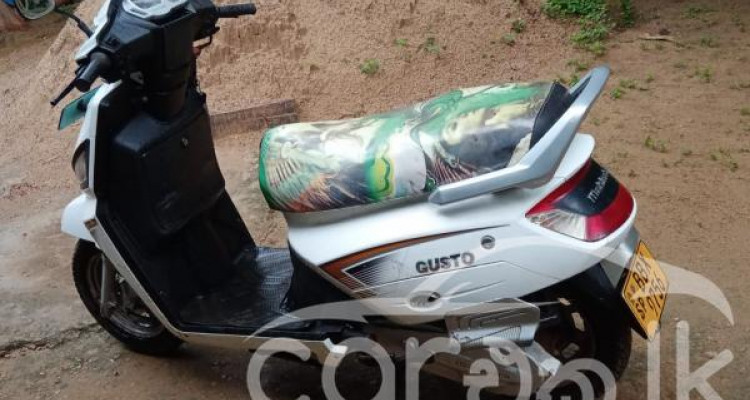 MAHINDRA GUSTO 2015