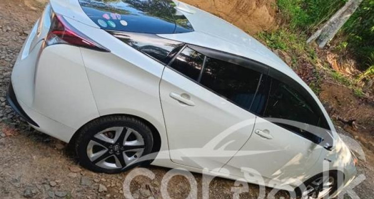 TOYOTA PRIUS 2016