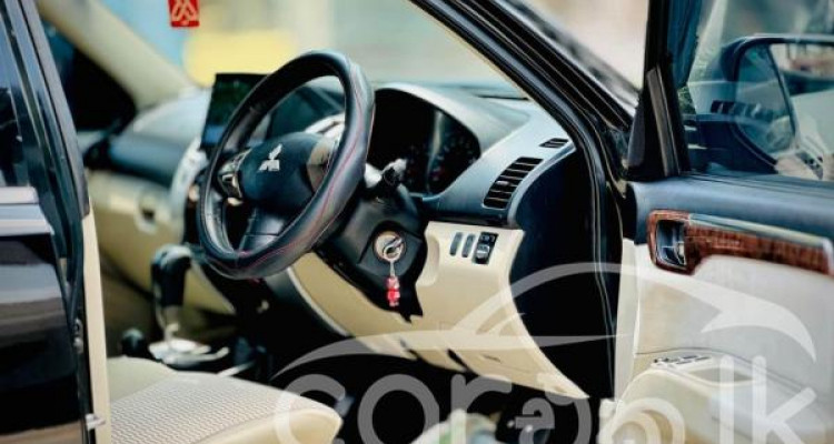 MITSUBISHI MONTERO 2012