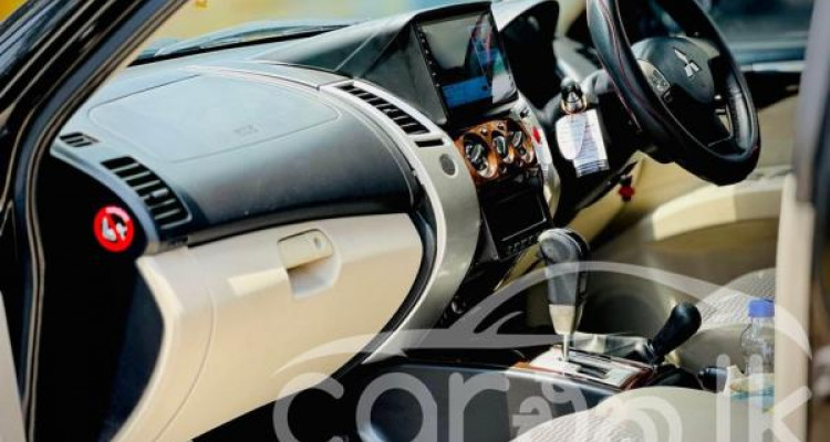 MITSUBISHI MONTERO 2012