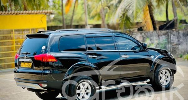 MITSUBISHI MONTERO 2012