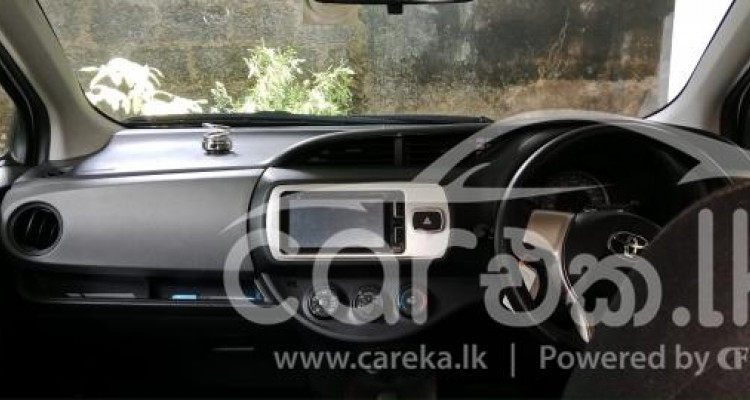 TOYOTA VITZ 2015