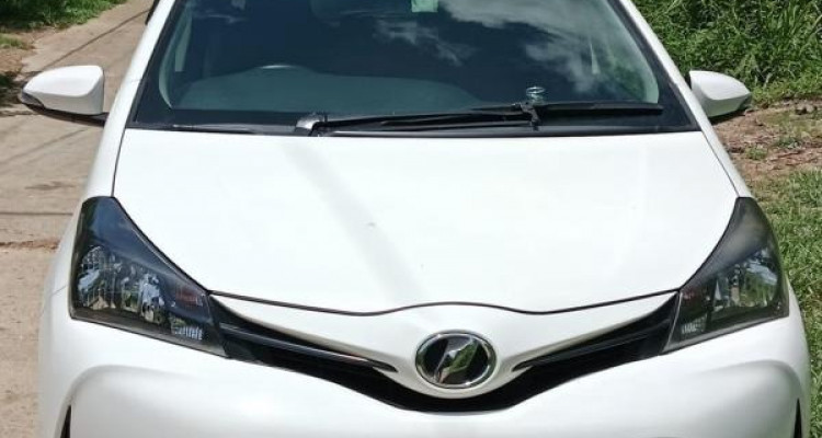 TOYOTA VITZ 2015