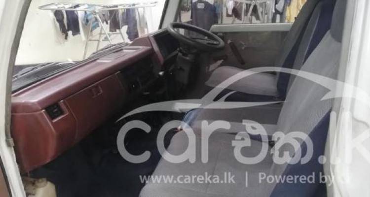 NISSAN CARAVAN 1985