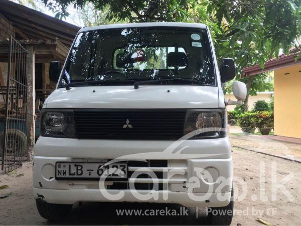 MITSUBISHI MINICAB 2002