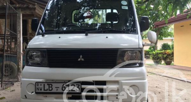 MITSUBISHI MINICAB 2002