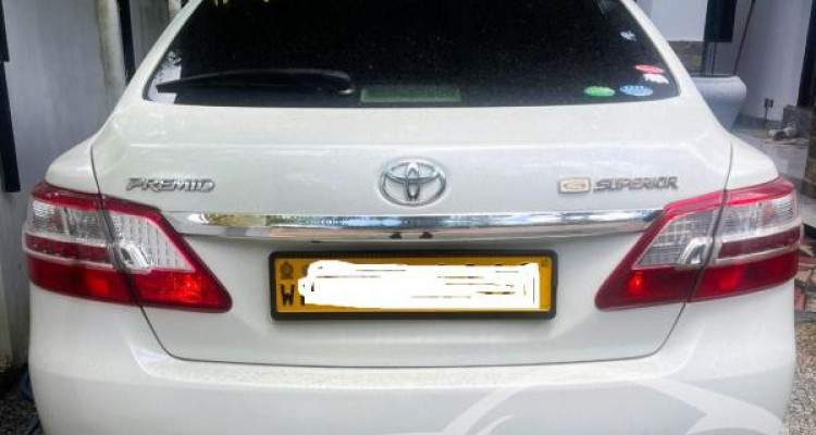 TOYOTA PREMIO 2013
