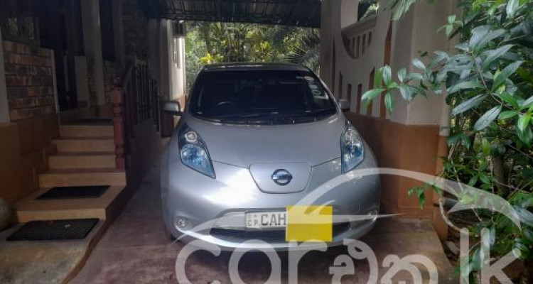NISSAN LEAF AZEO 2013