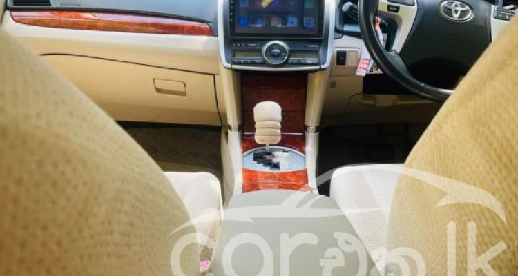 TOYOTA PREMIO 2014