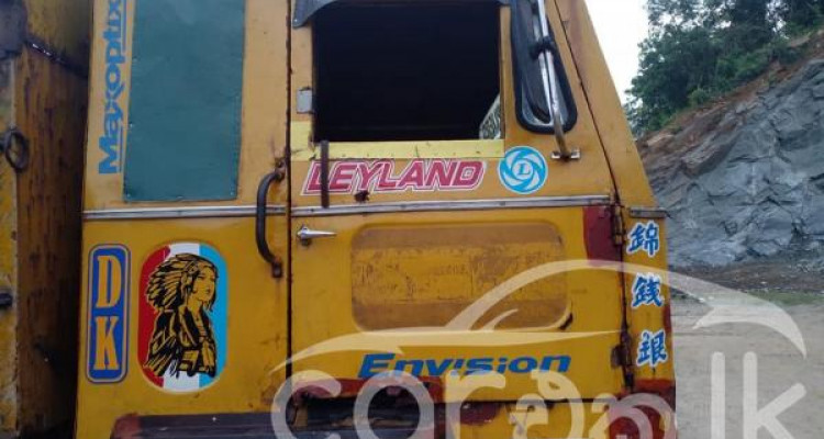 LANKA ASHOK LEYLAND COMET 2005