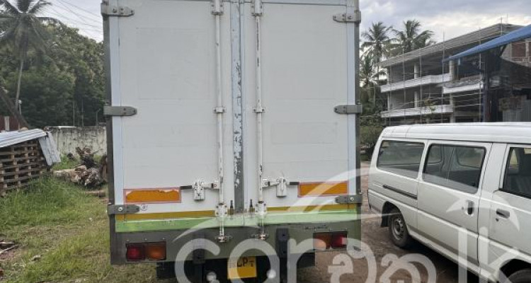 ISUZU ELF FREEZER 2011
