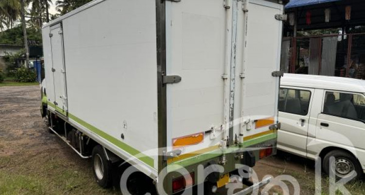 ISUZU ELF FREEZER 2011