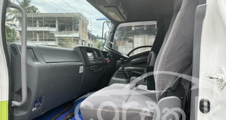 ISUZU ELF FREEZER 2011