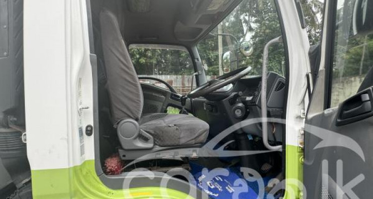 ISUZU ELF FREEZER 2011