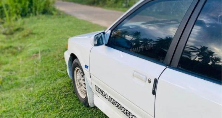 MAZDA FAMILIA 323 1990