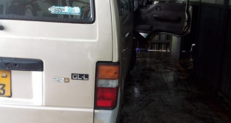 NISSAN CARAVAN 1996