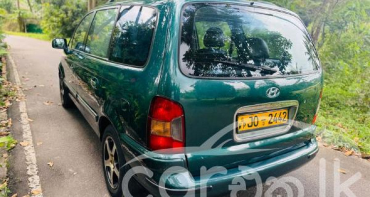 HYUNDAI TRAJET 2004