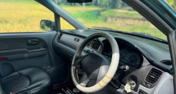 HYUNDAI TRAJET 2004
