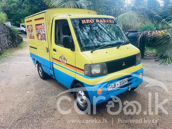 MITSUBISHI MINICAB 2002