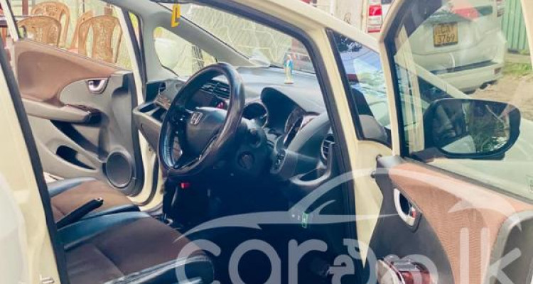 HONDA FIT SHUTTLE 2013