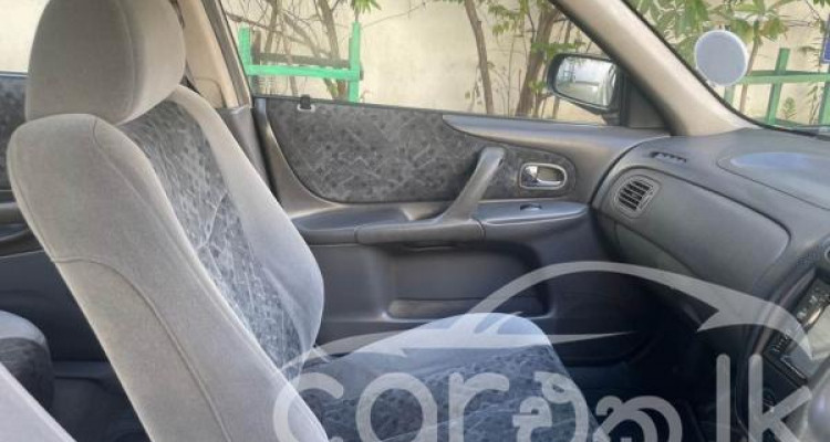 MAZDA FAMILIA 323 2000