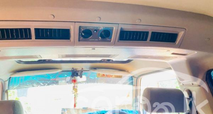 NISSAN CARAVAN 1996