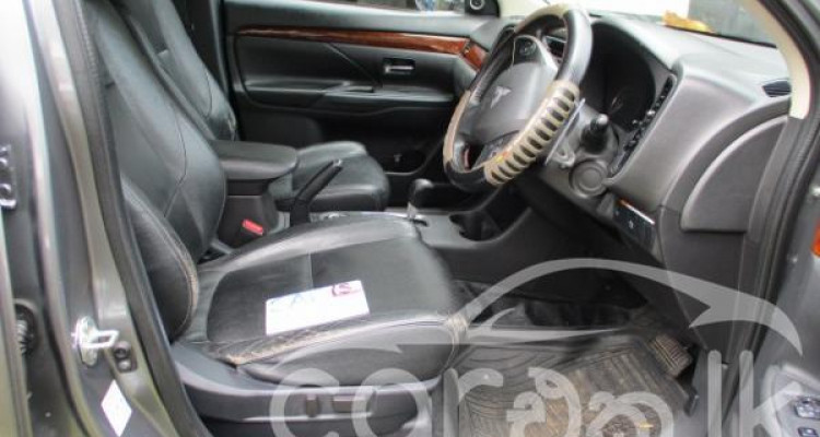 MITSUBISHI OUTLANDER 2015