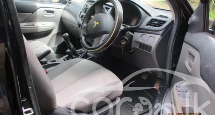 MITSUBISHI L200 2016