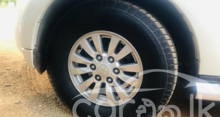 MITSUBISHI MONTERO 2011