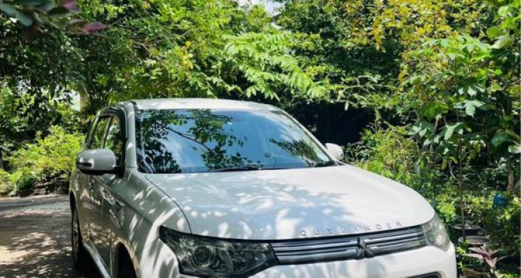 MITSUBISHI OUTLANDER PHEV 2014