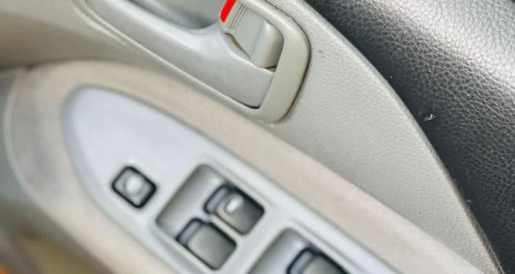 MITSUBISHI LANCER CEDIA 2000