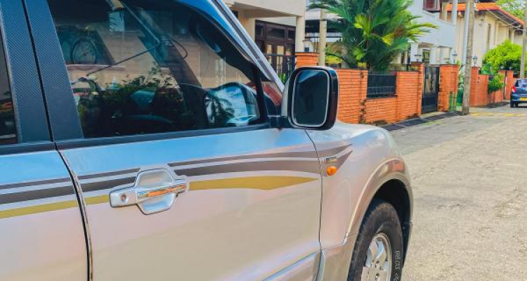 MITSUBISHI MONTERO 2000