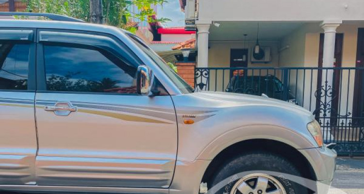 MITSUBISHI MONTERO 2000
