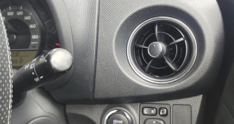 TOYOTA VITZ 2016