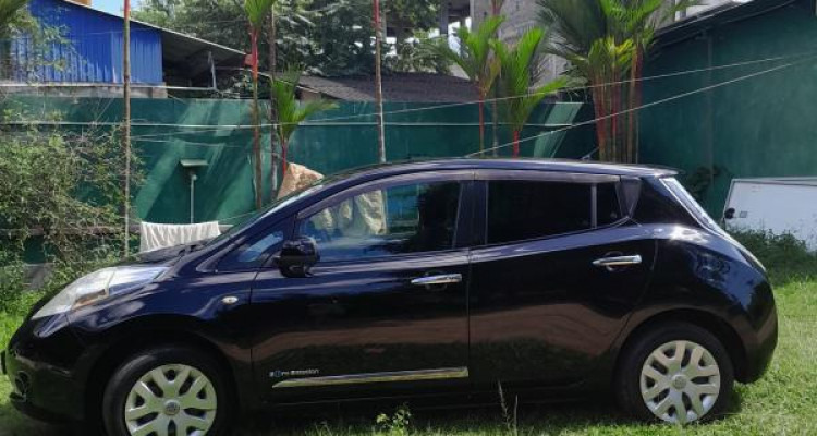 NISSAN LEAF 2013