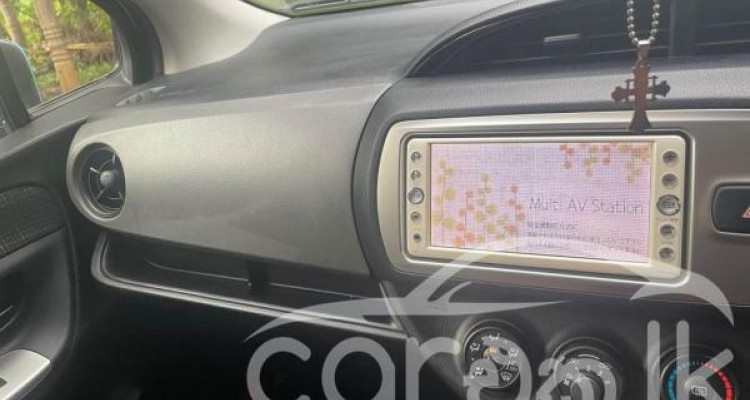 TOYOTA VITZ 2016
