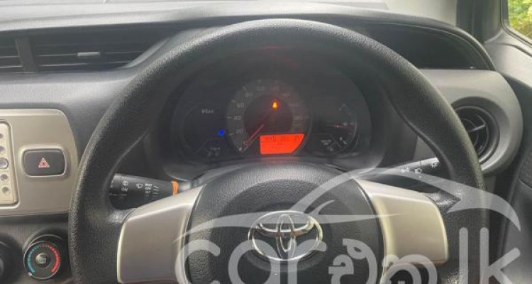 TOYOTA VITZ 2016