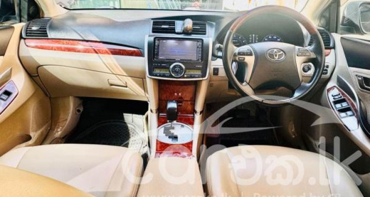 TOYOTA PREMIO 2013