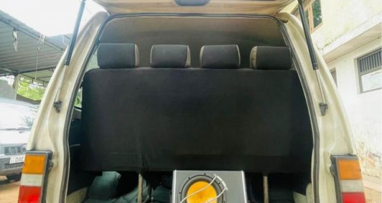 NISSAN CARAVAN 1986